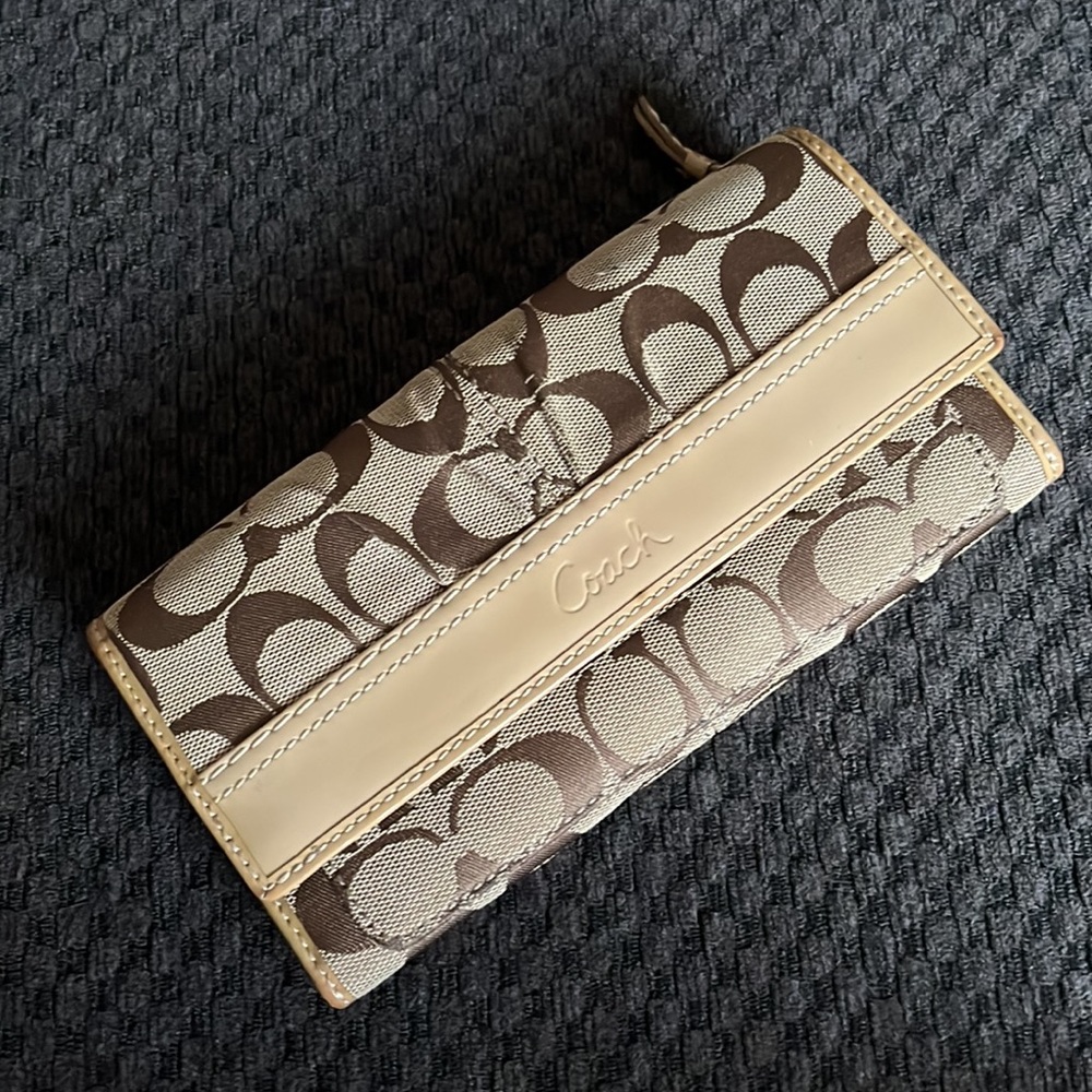 Women’s Coach Wallet Trifold Signature C Tan Cream